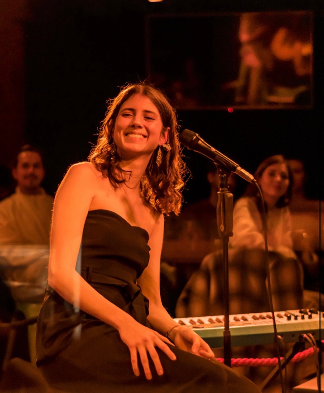 Mariel Kirschall am Piano bei einem Live-Auftritt